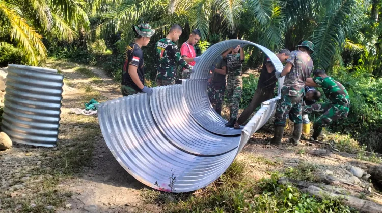 Langsung Tancap Gas, TNI dan Warga Kebut Perakitan Empat Jembatan Aramco di Aceh Selatan