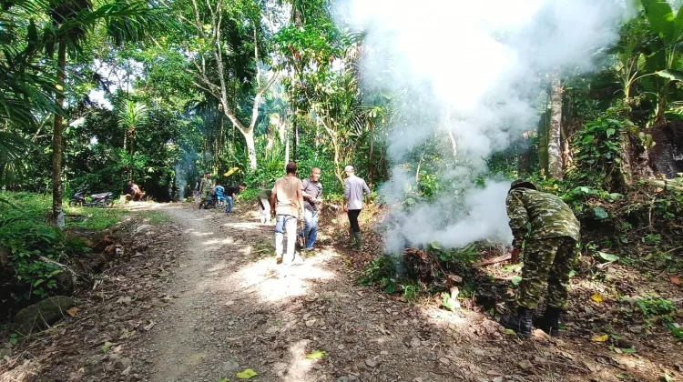 Tak Hanya Bangun Jalan, Tiga Hari TMMD 129 Satgas Kodim 0107/Aceh Selatan Turun Bersama Warga Bersihkan Desa