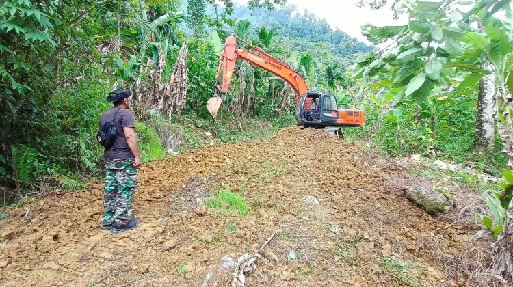 Buka Akses Terisolasi, Satgas TMMD 129 Mulai Garap Badan Jalan di Kemumu Seberang