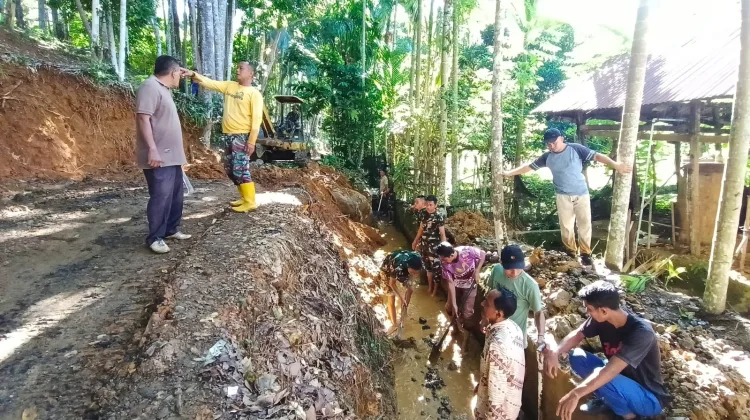 Satgas TMMD Ke-129 Kodim 0107/Aceh Selatan dan Warga Mulai Bangun Talut Jalan Sasaran di Kemumu Seberang