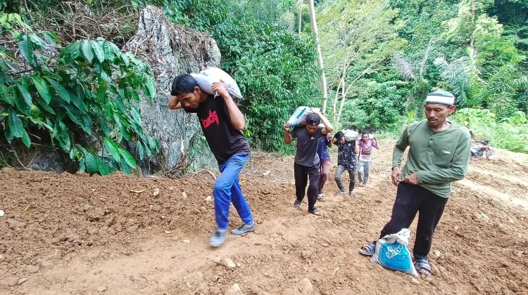 Medan Licin dan Berlumpur Tak Hentikan Satgas TMMD Tuntaskan Pembangunan