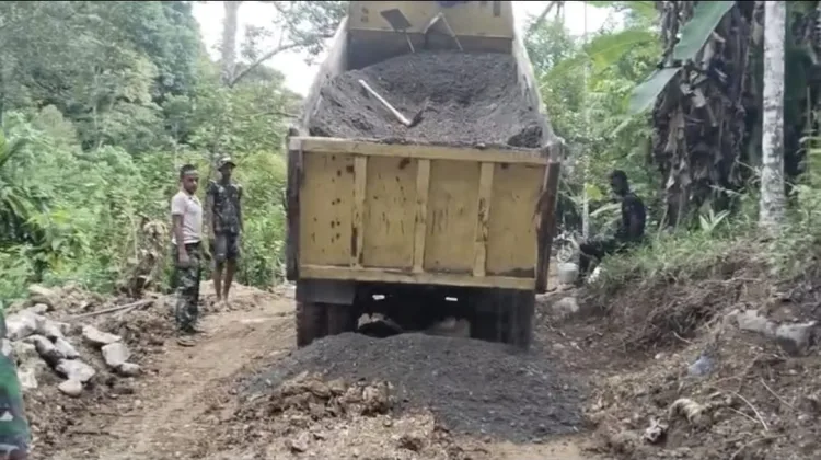 Pembukaan Badan Jalan TMMD ke-129 Masuki Tahap Penyiraman Sirtu, Akses Impian Warga Kian Nyata