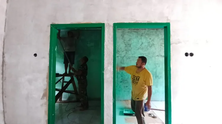 Plafon Mulai Terpasang, Harapan Penghuni Rumah Baru Kian Nyata; Satgas TMMD Kebut Finishing RTLH