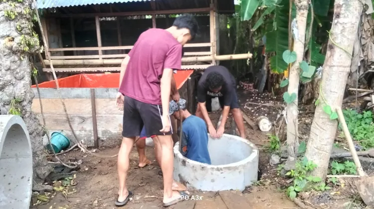 Satgas TMMD ke-129 Kodim 0107/Aceh Selatan Bangun Sanitasi RTLH, TNI dan Warga Kompak Pasang Septic Tank