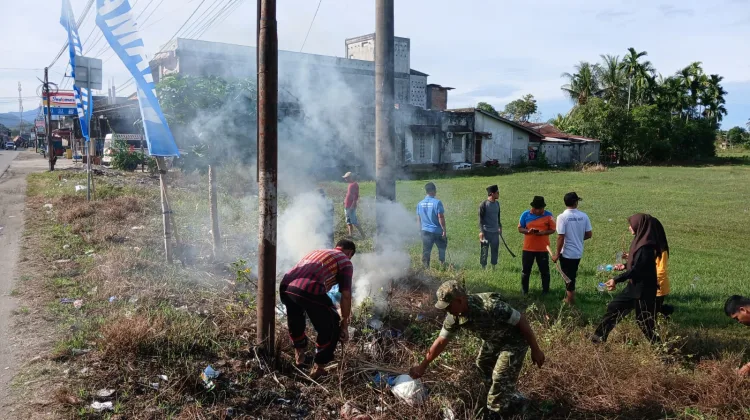 Jelang HUT RI, Koramil, Kecamatan, Polsek dan Warga Bersihkan Lapangan Blang Keujeren