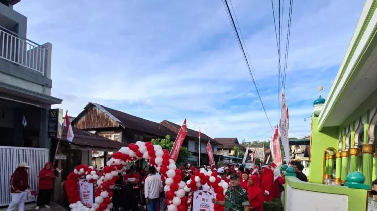 Babinsa Koramil 01/Tapaktuan Dampingi Jalan Santai HUT RI ke-81 di Gampong Padang