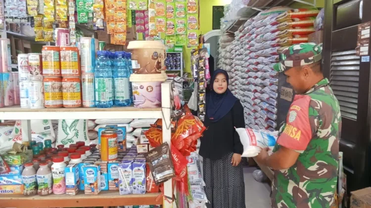 Babinsa Koramil 09/Trumon Tingkatkan Pemantauan Harga dan Stok Kebutuhan Pokok di Pasar