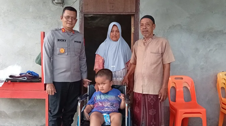 Kapolres Aceh Selatan Beri Kursi Roda Untuk Ikram, Anak Disabilitas di Sawang