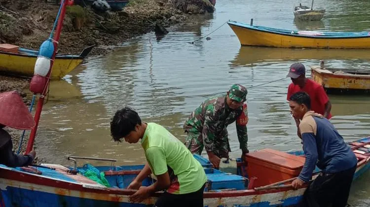 Babinsa Turun Langsung Bantu Nelayan, Dorong Aktivitas Warga Pesisir Tetap Lancar