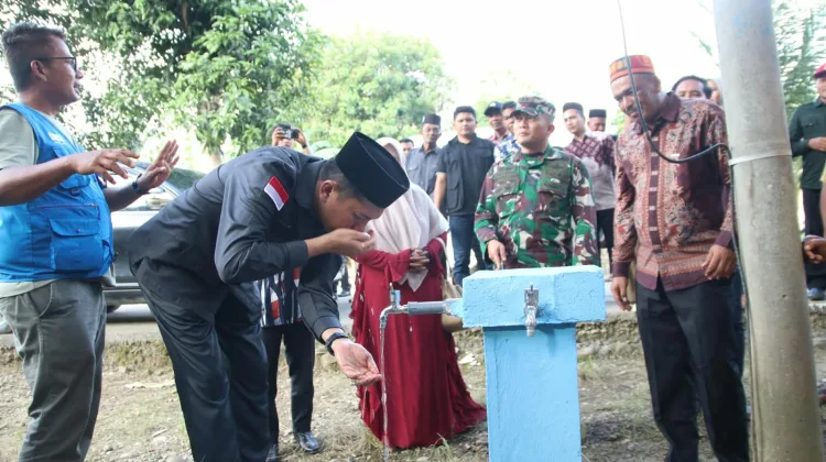 Pastikan Layak Dimanfaatkan, Bupat Aceh Selatan Cicipi Air Sumur Bantuan WCS
