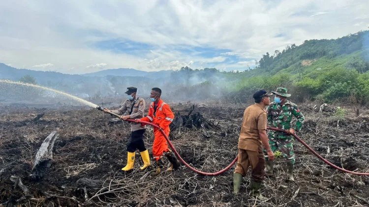 Tim Gabungan Kembali Bergerak, Padamkan Titik Asap Karhutla di Gampong Drien