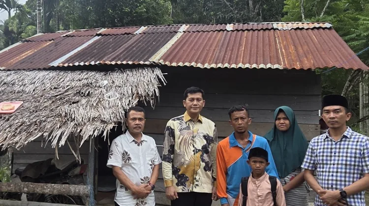 Tinjau Rumah Rusak Milik Warga, Bupati Aceh Selatan Gerak Cepat Instruksikan Bantuan 2027