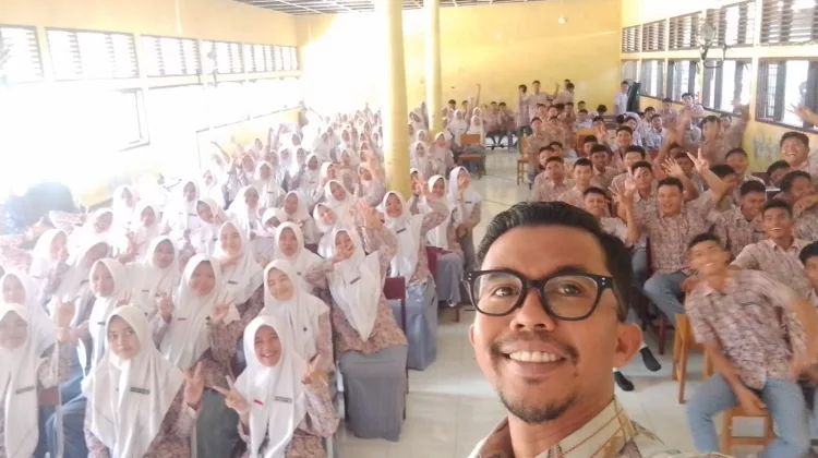 Dari Tapaktuan untuk Masa Depan Aceh, Dr. Hifjir Kobarkan Semangat Siswa Melanjutkan Kuliah