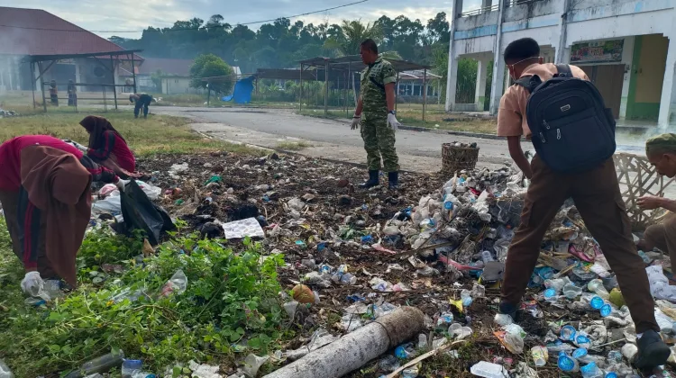 Jelang HUT TNI ke-81, Koramil Kluet Utara Ajak Pelajar dan Warga Bersihkan Pasar Kotafajar