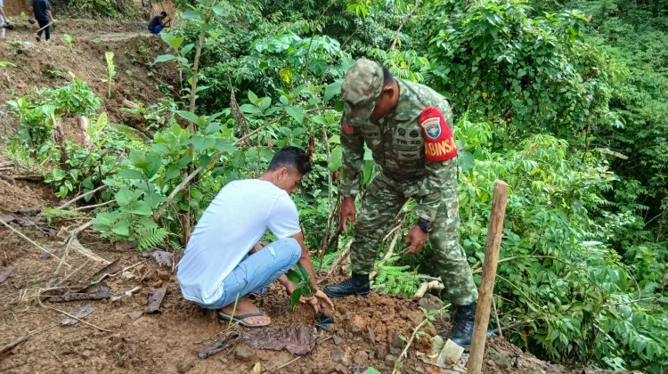 Sambut HUT TNI ke-81, Koramil 12/Latim Tanam 102 Pohon Bersama Warga di Aceh Selatan