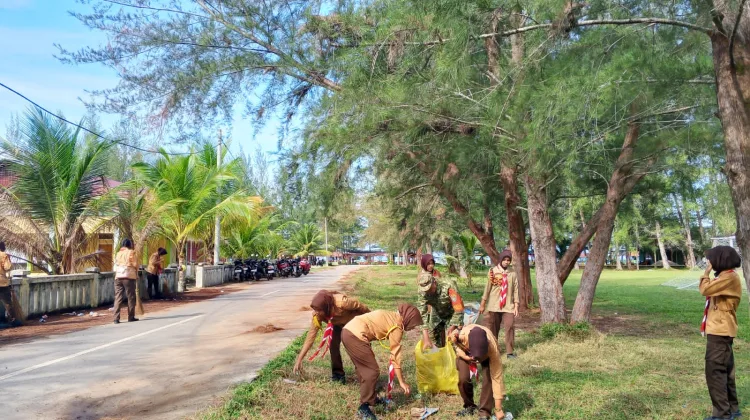 Peduli Sampah, TNI Bersama Warga dan Santri Bersihkan Lingkungan di Aceh Selatan