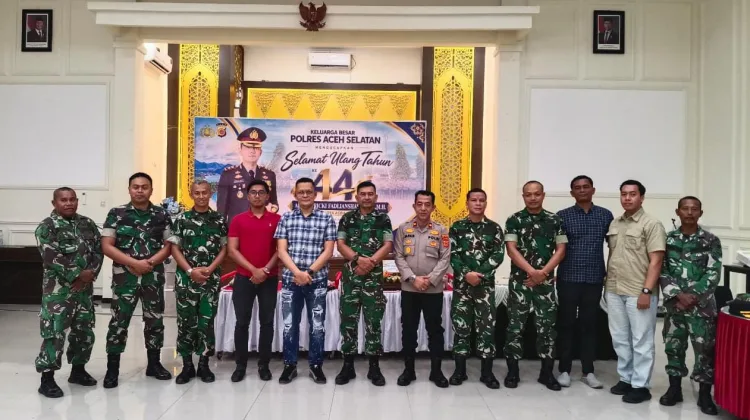 Personel Kodim 0107/Aceh Selatan Beri Kejutan Ulang Tahun kepada Kapolres