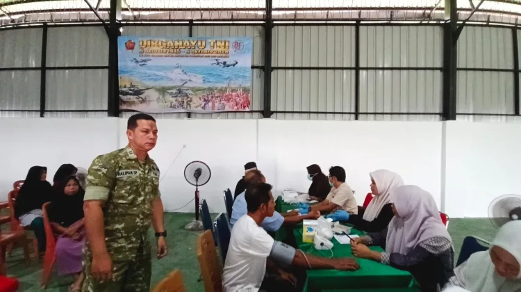 Sambut HUT TNI ke-81, Kodim Aceh Selatan Gelar Pengobatan Massal di Gerai Koperasi Desa Merah Putih