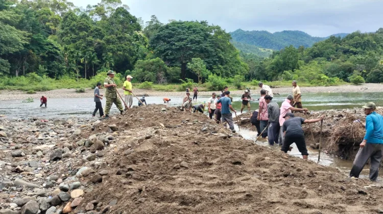 Babinsa dan Warga Gotong Royong Alirkan Air Sungai ke Irigasi Desa Drien Jalo