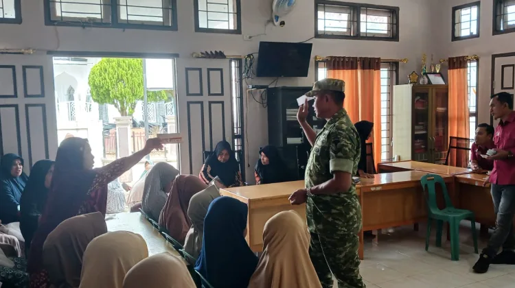Dukung Program Pemerintah, Babinsa Koramil 13/Kluet Timur Dampingi Warga Aktivasi IKD