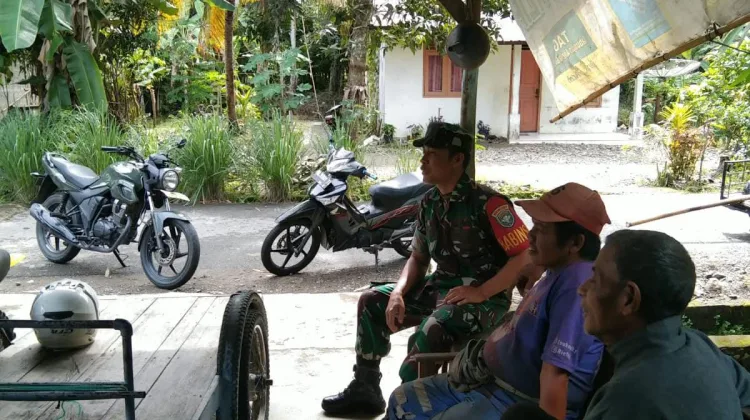 Babinsa Koramil 12/Latim Ajak Warga Gunung Rotan Jaga Kebersihan Lingkungan