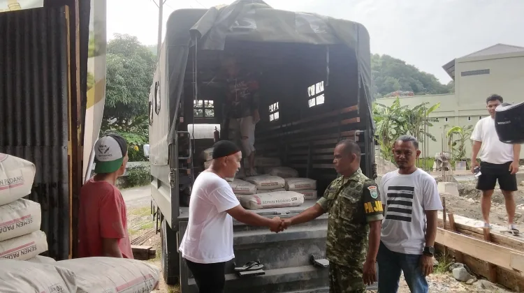 Di Hari Peringatan HUT TNI 81, Dandim Aceh Selatan Bantu 200 Sak Semen untuk Pembangunan Mushalla dan Pesantren