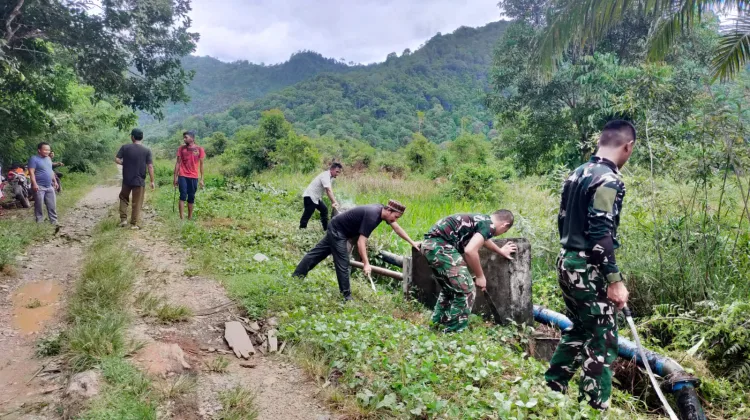 TNI dan Warga Gotong Royong Bersihkan Lokasi Pembangunan Jembatan Beton di Gunong Pulo