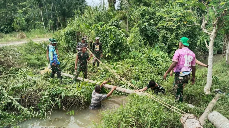 Jelang Pembangunan Jembatan Beton, TNI dan Warga Gotong Royong Siapkan Jalan Elak di Pasie Raja