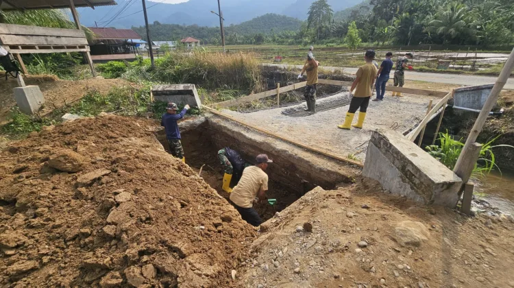 TNI dan Warga Gotong Royong Bangun Jembatan Beton di Buluh Didi, Kluet Timur