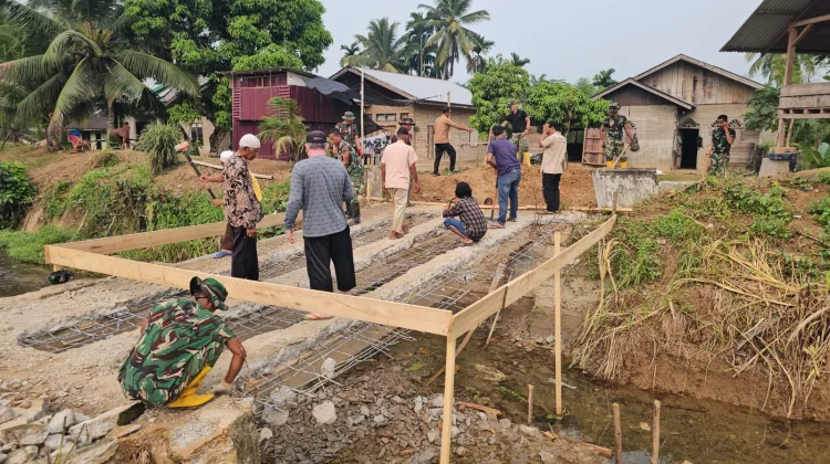 TNI dan Warga Buluh Didi Tuntaskan Pembongkaran Jembatan Lama