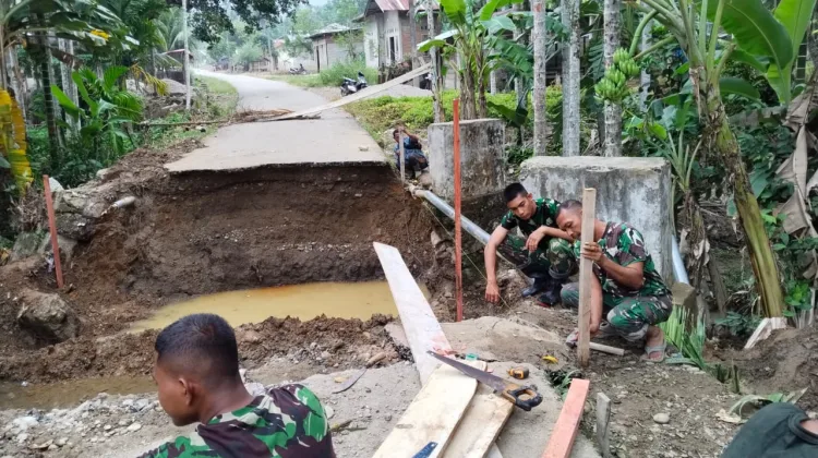 Pembangunan 14 Jembatan Beton di Aceh Selatan Berlanjut, TNI dan Warga Gotong Royong Pasang Mal Pondasi