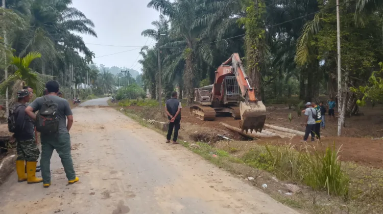 TNI Bangun Jembatan Elak di Jambo Papan, Danramil Imbau Kendaraan Maksimal 5 Ton