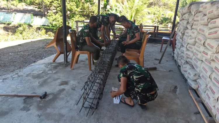 TNI Rangkai Besi Bantalan Jembatan Beton di Jambo Papan, Pembangunan Dua Titik Terus Berjalan