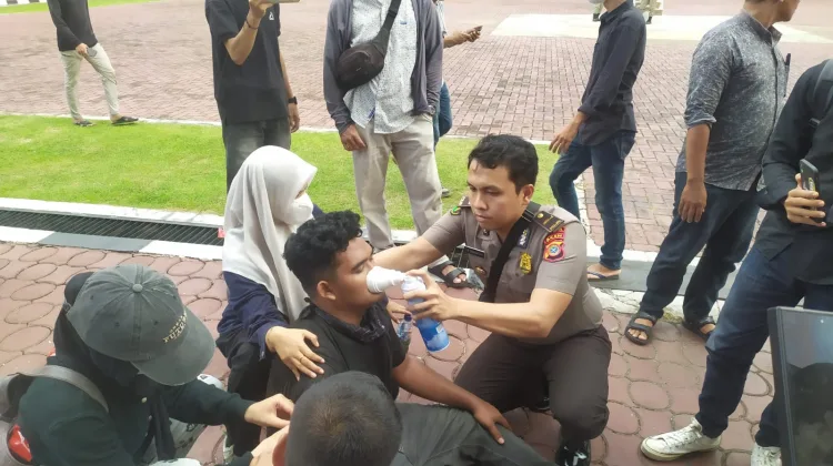 Polisi Sigap Bantu Masyarakat yang Sampaikan Aspirasi di Kantor Gubernur Aceh, Berikan Oxycan untuk Pertolongan Pernapasan