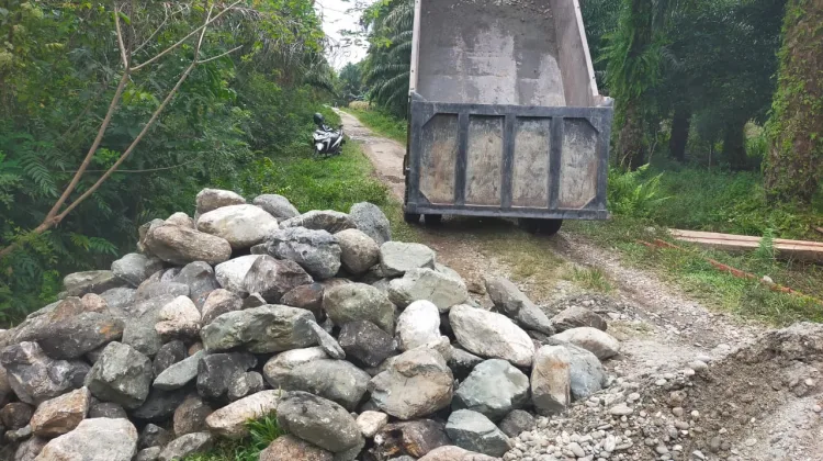 Material Pasir dan Batu Didistribusikan ke Sejumlah Titik Pembangunan Jembatan Beton yang Dikerjakan TNI di Aceh Selatan