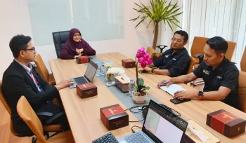 Kepala UPT MKU USK, Dr. Herman R, S.Pd., M.Pd. disambut oleh Direktur Direktorat Persiapan Bersama (Ditsama) ITB, Kasubdit Pendidikan Ditsama ITB, dan Kasi MKU ITB.